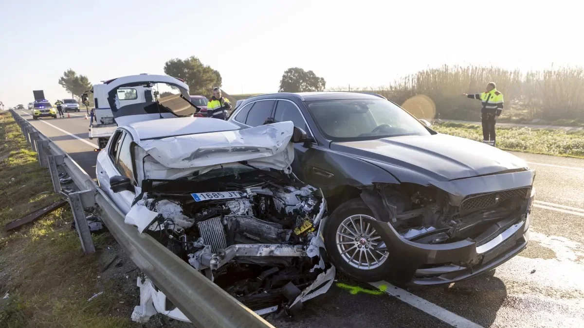 Dos de los vehículos implicados en el accidente múltiple en la C-12, ayer por la mañana en Corbins. - JORDI ECHEVARRIA