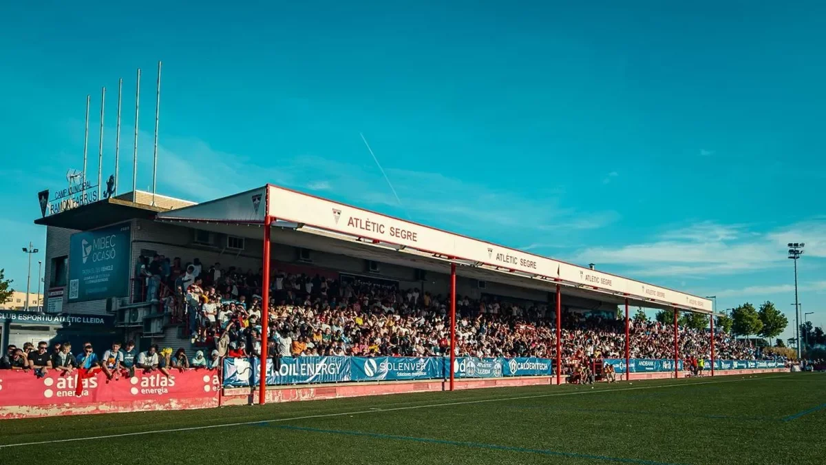 Imagen panorámica de un partido en el Ramon Farrús. - ATLÈTIC LLEIDA
