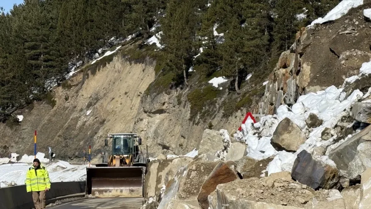 Los operarios dejaron libre uno de los carriles para empezar con el saneamiento del muro. - MARTA LLUVICH/ACN