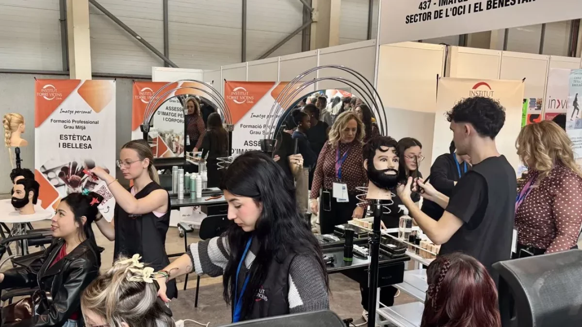 El estand de Imagen Personal del Torrevicens fue uno de los más concurridos. - JORDI ECHEVARRIA