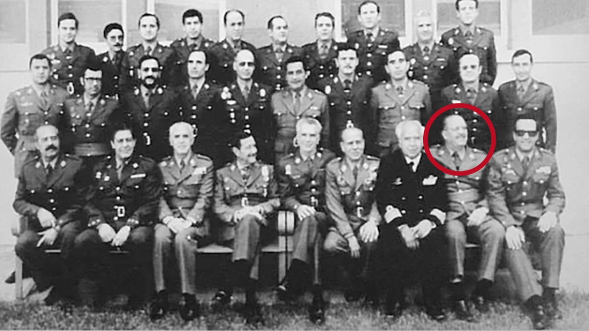 Els protagonistes, en el macrojudici. A la imatge apareixen la majoria dels processats, entre ells els lleidatans Vicente Gómez Iglesias i Diego Ibáñez Inglés (segon per la dreta a la fila de baix). Aquest últim va morir el 1987, al cap de poc de sortir de la presó.