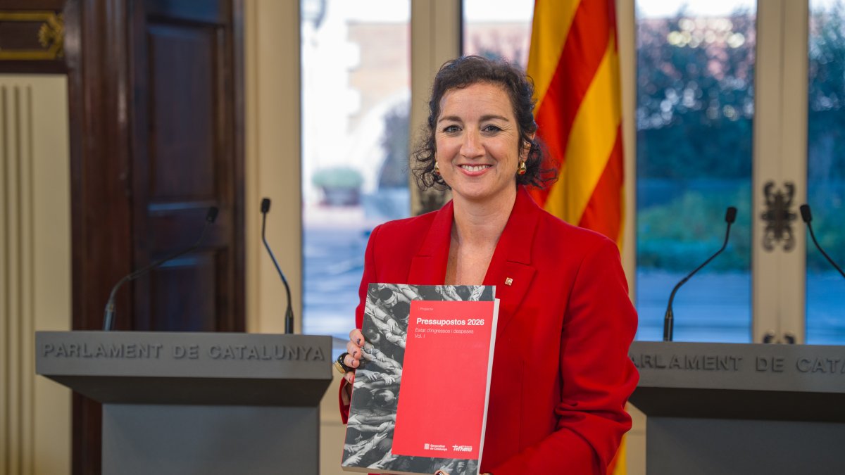 La consellera d'Economia i Finances, Alícia Romero, mostra el projecte de pressupost després de l'entrega al Parlament.