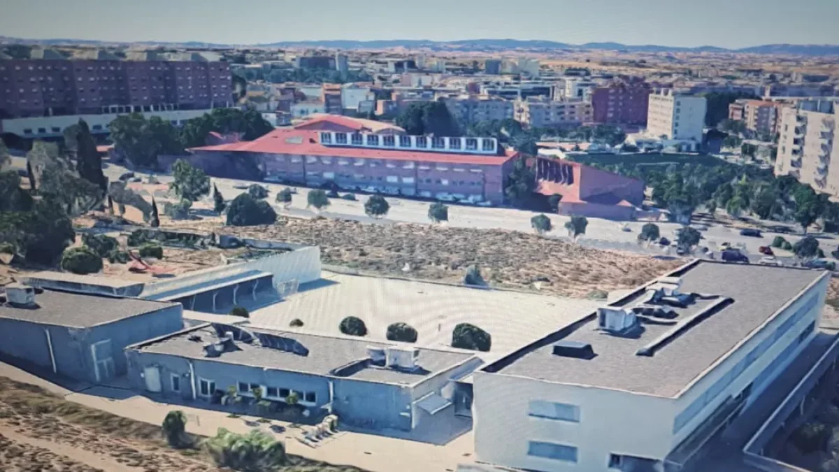 El colegio Països Catalans, y el Torre Vicens al fondo. - GOOGLE MAPS