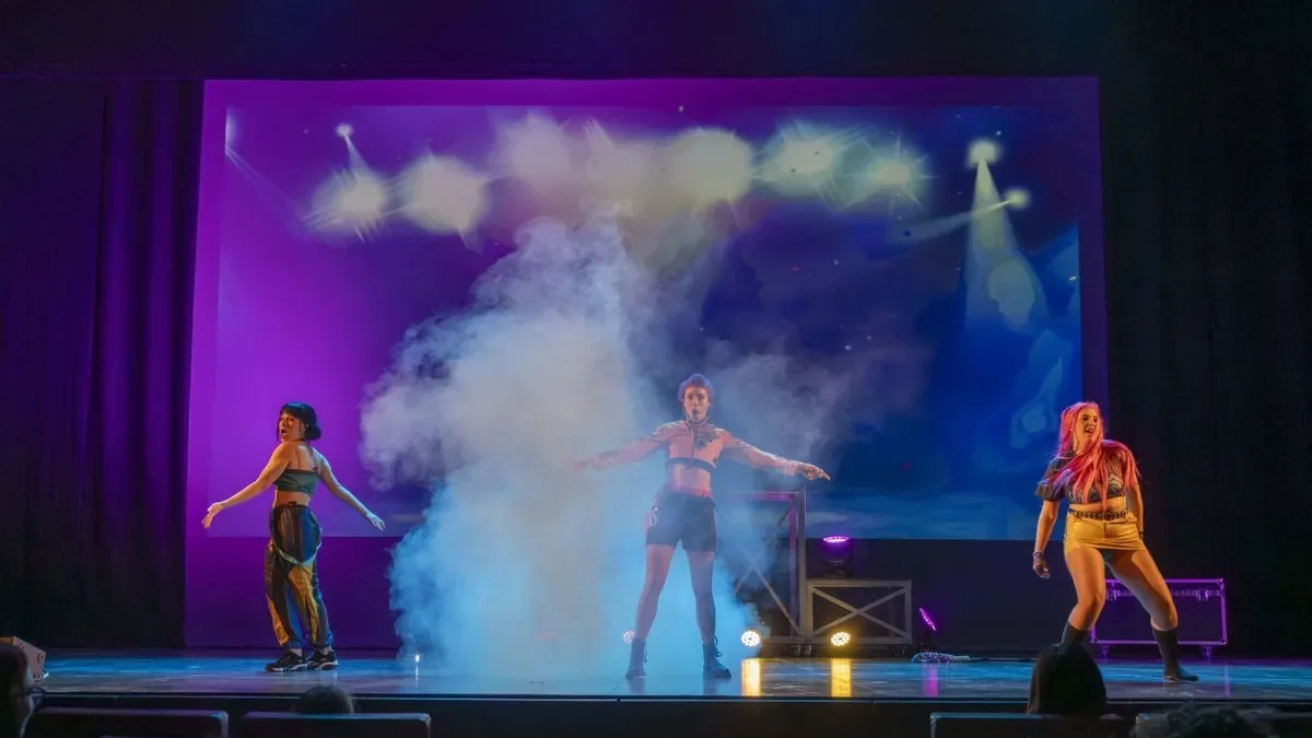 Las protagonistas del musical ‘Las guerreras del K-pop’, ayer en el Teatre de la Llotja de Lleida. - PAU PASCUAL PRAT