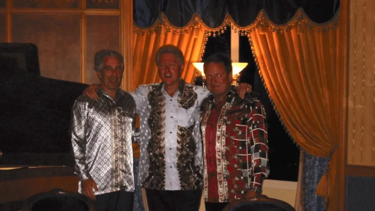 Imatge en la qual es veu el pedòfil Jeffrey Epstein amb Bill Clinton. - EUROPA PRESS / CONTACTO / DEPARTMENT OF JUSTICE