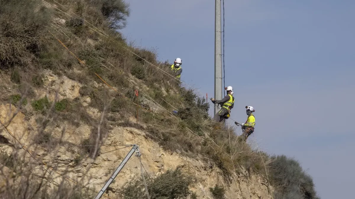 Varios operarios trabajando en la consolidación de la montaña. - JORDI ECHEVARRÍA