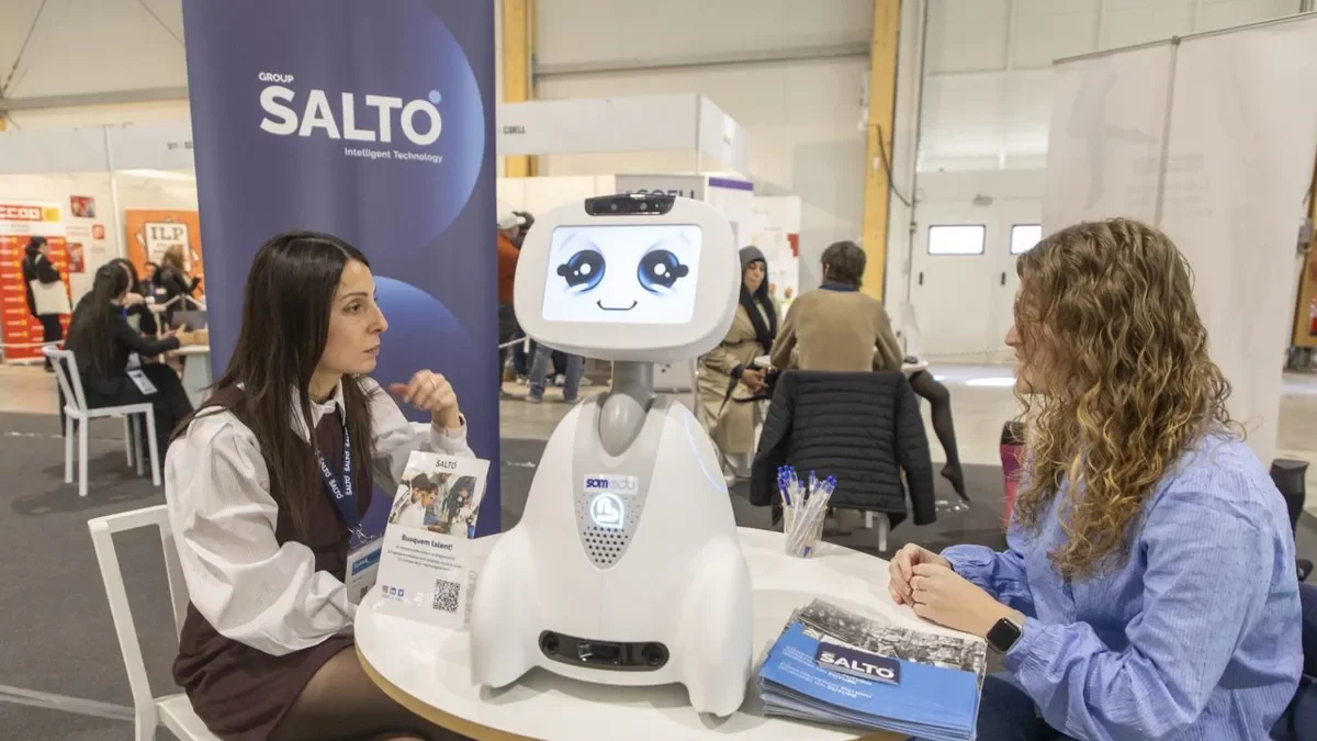 Una de las decenas de entrevistas rápidas que las empresas hicieron a jóvenes ayer. - JORDI ECHEVARRIA