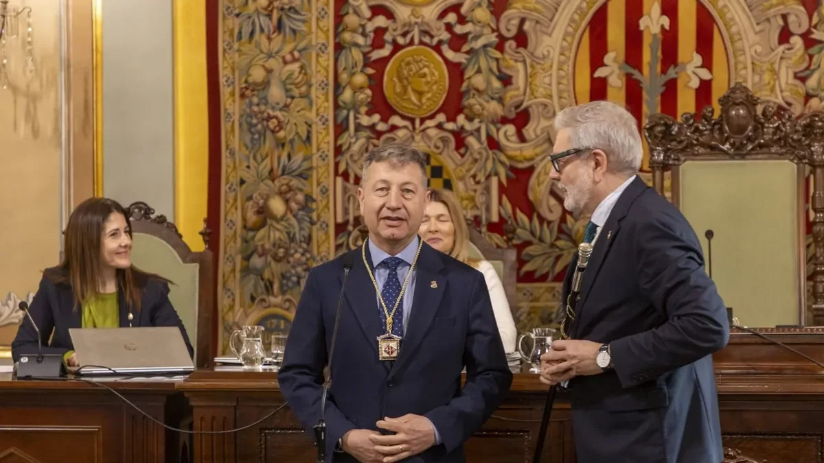 Castro vuelve a la Paeria. Joan Ramon Castro tomó ayer posesión como concejal de Junts en sustitución de Rosa Jové. En el mandato anterior fue el responsable de Movilidad. En su discurso de aceptación del cargo, aseguró que trabajará “por Lleida, desde Lleida, pero nunca por Lérida”. - JORDI ECHEVARRIA