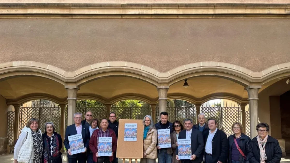 Daniel Palau y representantes de las distintas hermandades con el cartel de la Semana Santa 2026. - N.CODONY