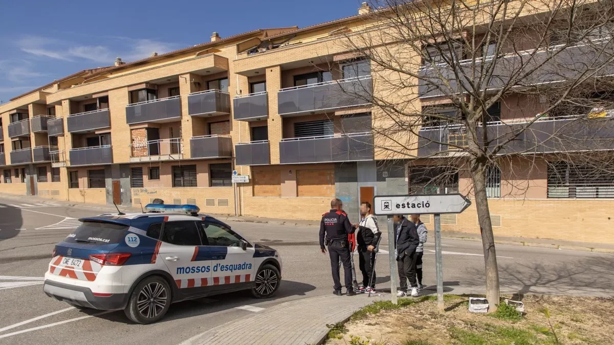 Los Mossos acudieron al bloque alertados por la inmobiliaria propietaria. - JORDI ECHEVARRIA