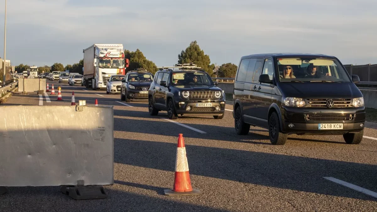 Tráfico denso ayer por la tarde en la autovía A-2 en sentido Lleida a su paso por la Segarra. - LAIA PEDRÓS