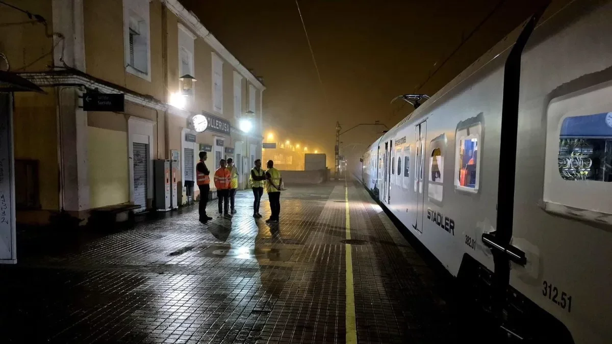 Pruebas nocturnas de uno de los trenes de FGC par la línea de Manresa el pasado mes de enero.