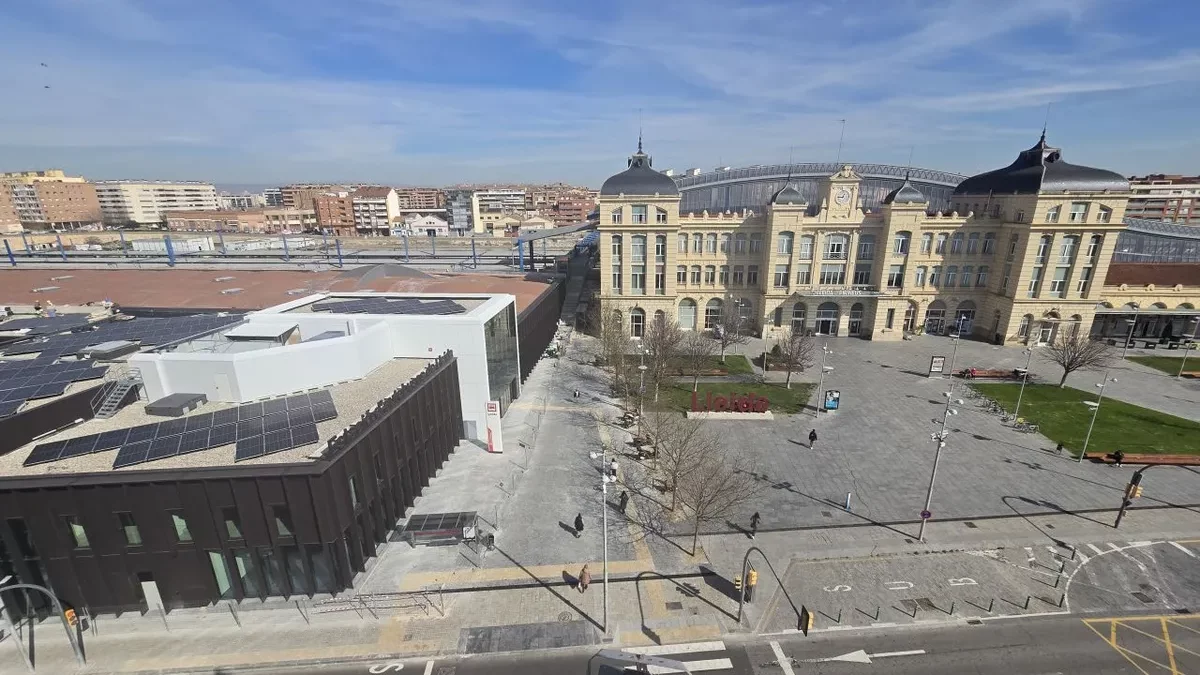 Vista de la plaza en la que confluyen la nueva estación de buses (izquierda) y la de trenes (derecha). - JORDI ECHEVARRIA