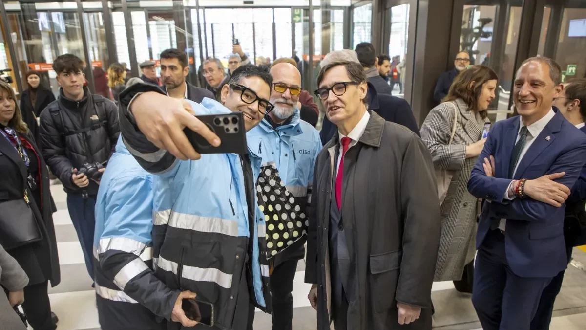 Foto con el President. Varios trabajadores de la estación y visitantes se hicieron fotos con el President Illa. - JORDI ECHEVARRIA