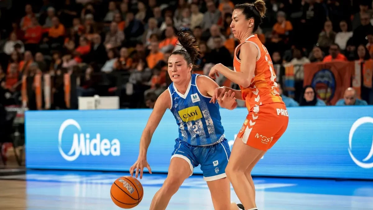 Shaylee Gonzales, pressionada per Queralt Casas, va tenir molts problemes en atac. - ÀREA 11