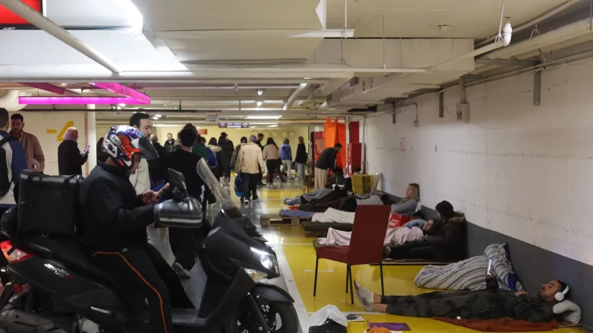 Els pàrquings subterranis de Tel-Aviv, convertits en refugis antimíssils iranians. - EUROPA PRESS