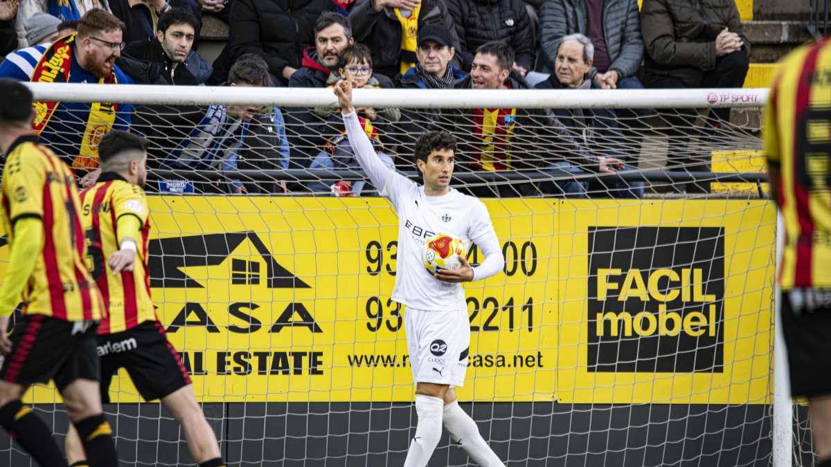 Joan Campins, sacando de banda frente a los aficionados del Lleida