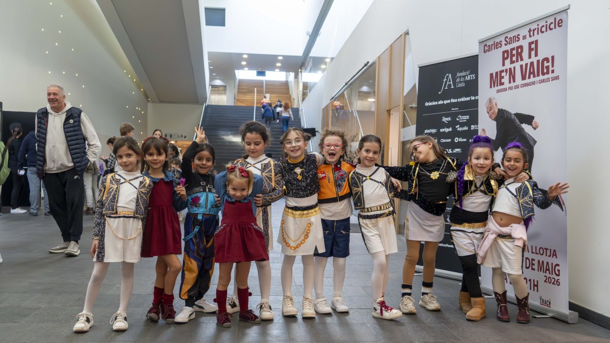 Diverses nenes disfressades de les protagonistes de la pel·lícula de Netflix