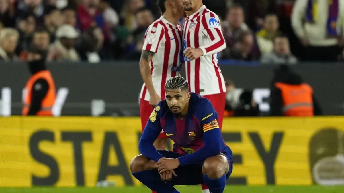 Bernal, con el balón después de anotar uno de sus dos goles. - EFE