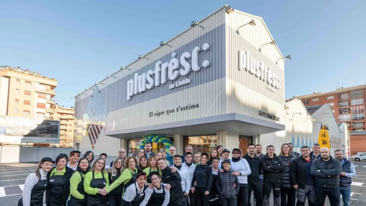 Treballadors d’un dels supermercats de Plusfresc. - PLUSFRESC