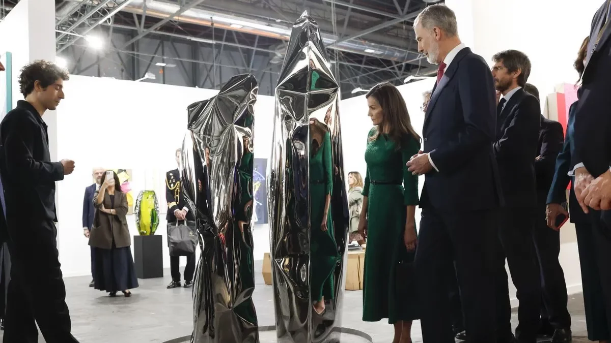 Los reyes Felipe y Letizia, junto con el ministro de Cultura, durante el recorrido inaugural por la feria. - EFE