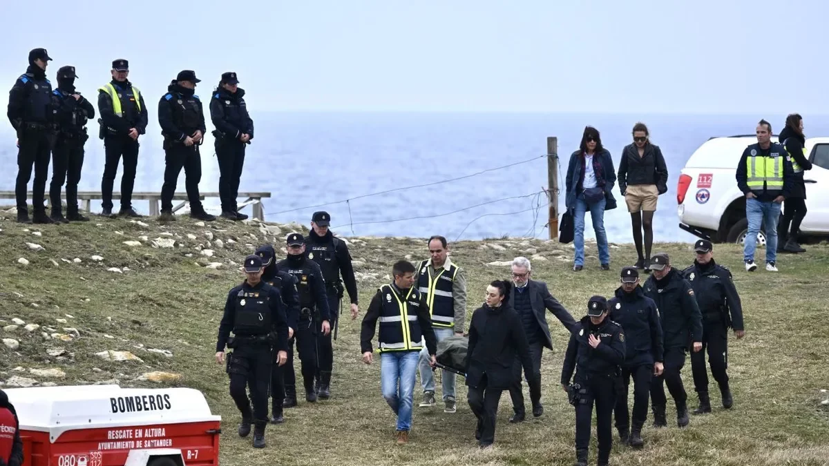 Els equips de rescat traslladen el cos de la sisena víctima. - NACHO CUBERO / EUROPA PRESS