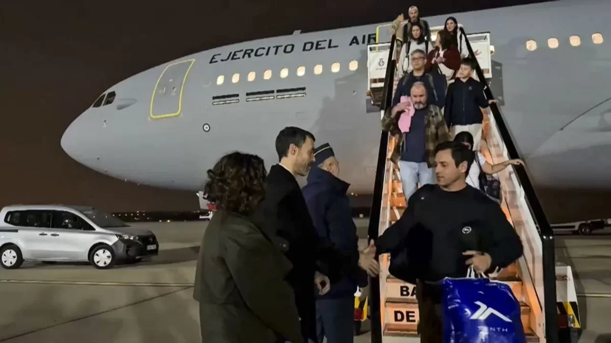 Arribada a Torrejón de 171 espanyols repatriats des d’Oman. - EFE/ DANIEL GONZÁLEZ