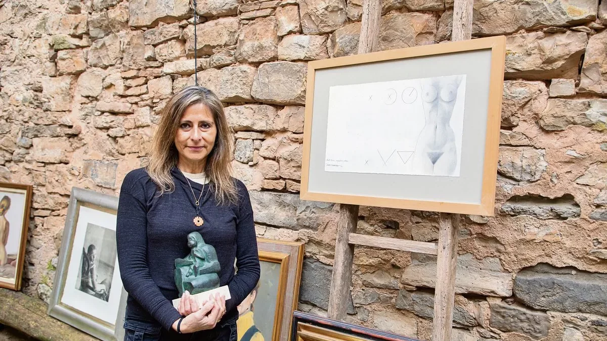 Angélica Guevara al costat d’una peça inèdita de Subirachs. - JORDI BONILLA