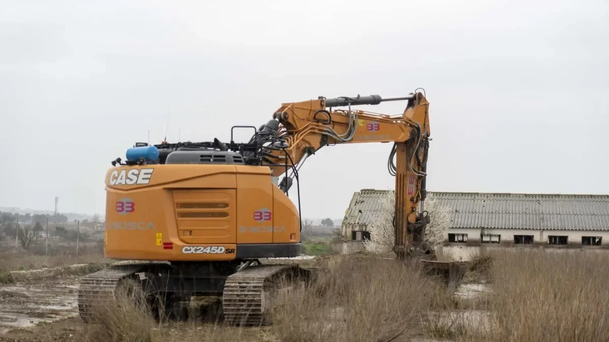 Els treballs de desbrossament van començar ahir i prosseguiran amb l’extracció de terres i urbanització. - PAU PASCUAL PRAT