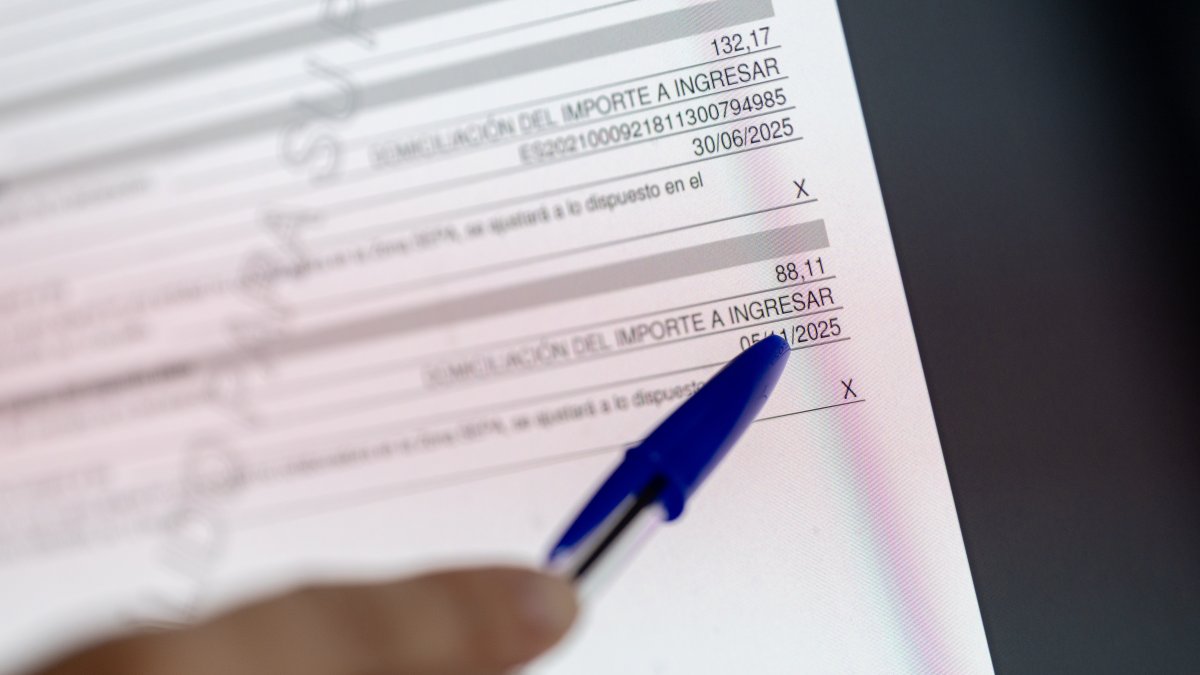 Una persona emplena la declaració de la Renda.