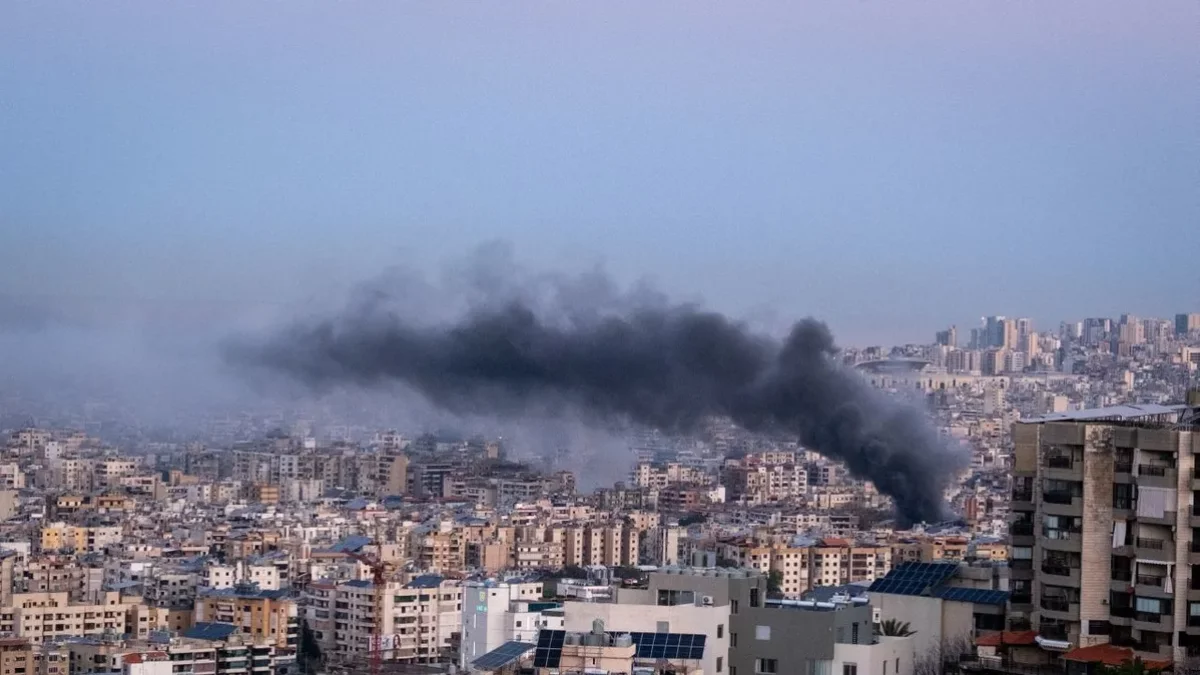 Columna de fum després dels bombardejos israelians que han sacsejat el suburbi sud de Dahye, a Beirut. - EFE/ EDGAR GUTIÉRREZ
