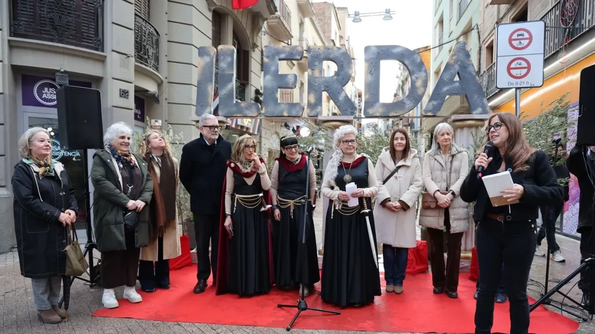 Durant la inauguració del mercat amb les autoritats no van faltar els vestits ni la decoració romana. - AMADO FORROLLA