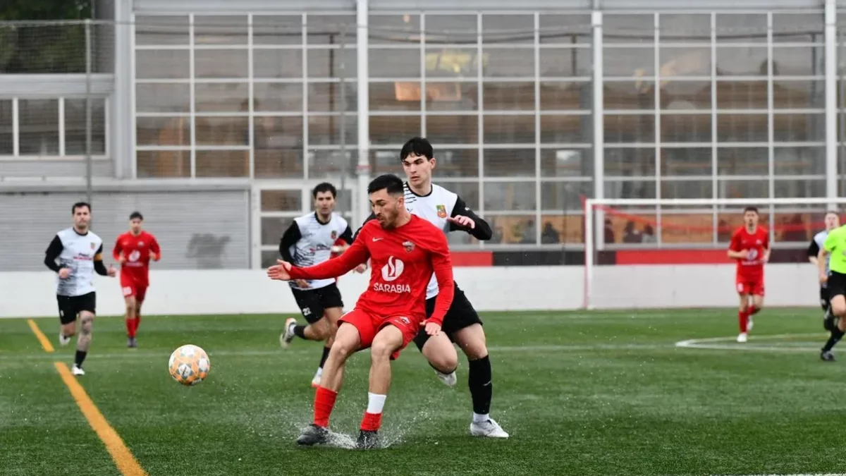 Un jugador de l’Alpicat intenta controlar la pilota davant la pressió d’un jugador del Borges. - IRIS SOLÀ