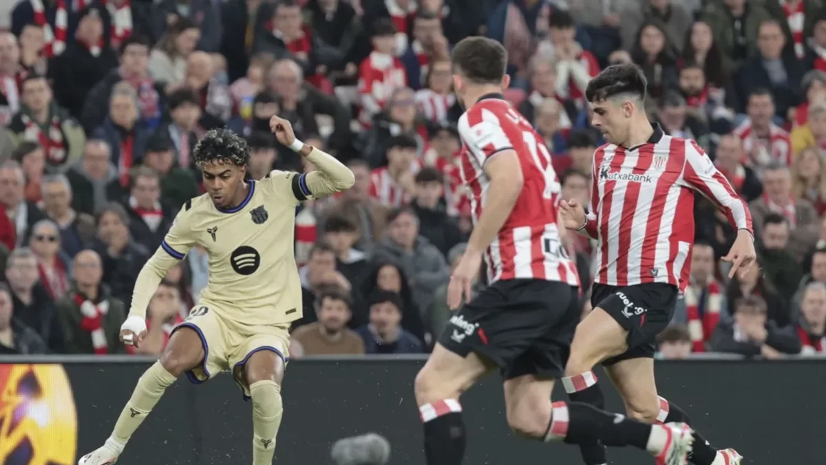 Lamini controla la pilota davant de l’arribada d’un jugador de l’Athletic. - EFE/LUIS TEJIDO