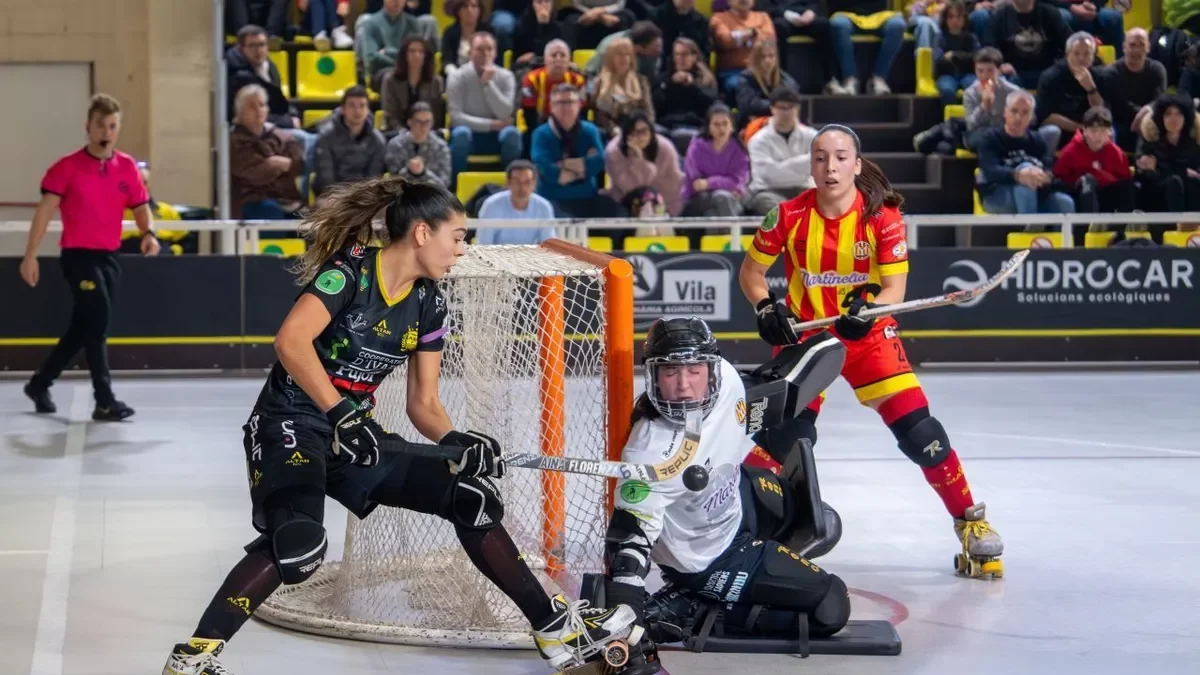 Aina Florenza aixeca la bola per intentar marcar davant la portera Abril Alonso. - ANIOL MORAL