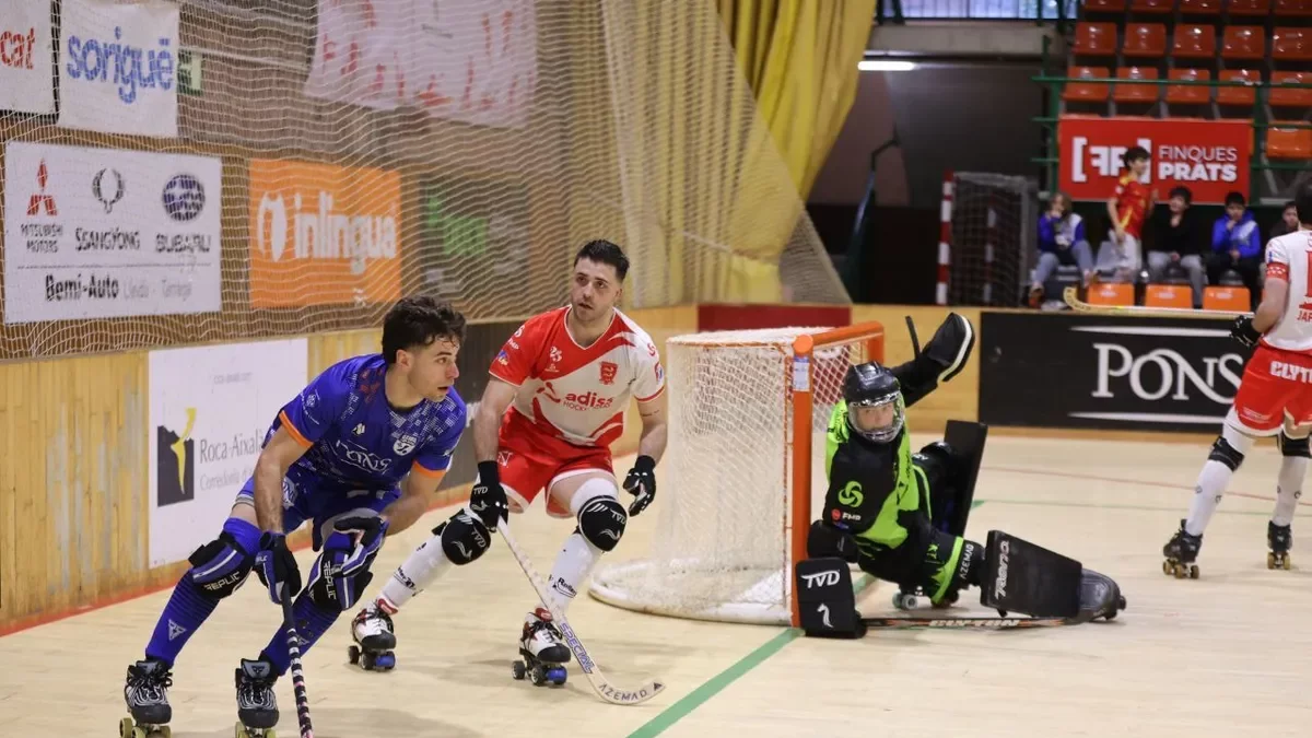 Ciocale, el mejor de los leridanos en la primera mitad, conduce la bola perseguido por un rival. - AMADO FORROLLA