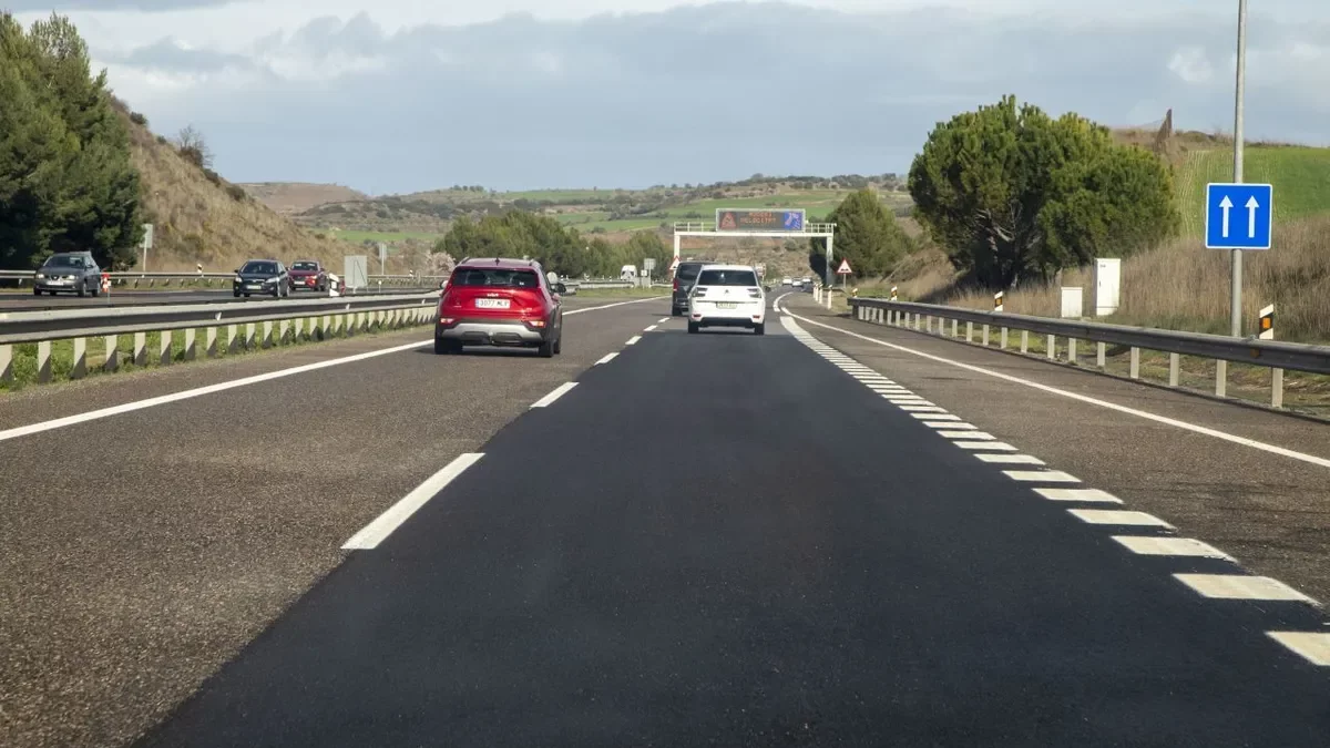 Els cotxes ja circulaven ahir pels dos carrils de l’A-2 en sentit Lleida al seu pas per Cervera. - LAIA PEDRÓS
