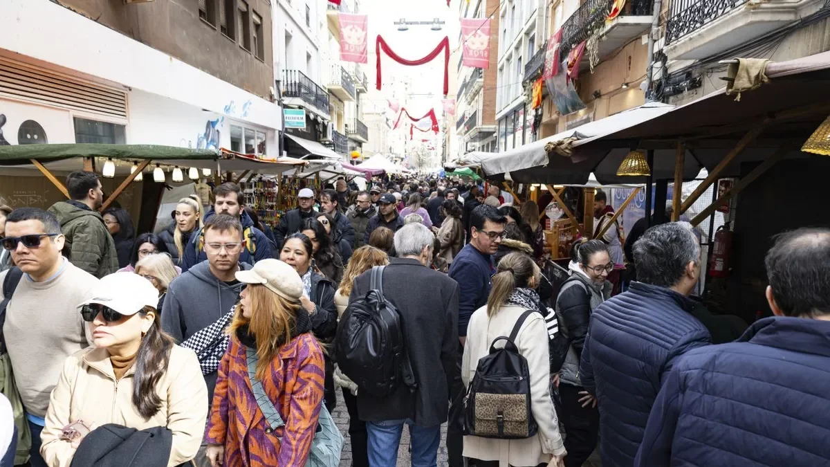 El mercado estuvo abarrotado de gente por la mañana y la tarde pese a la climatología adversa. - INGRID SEGURA