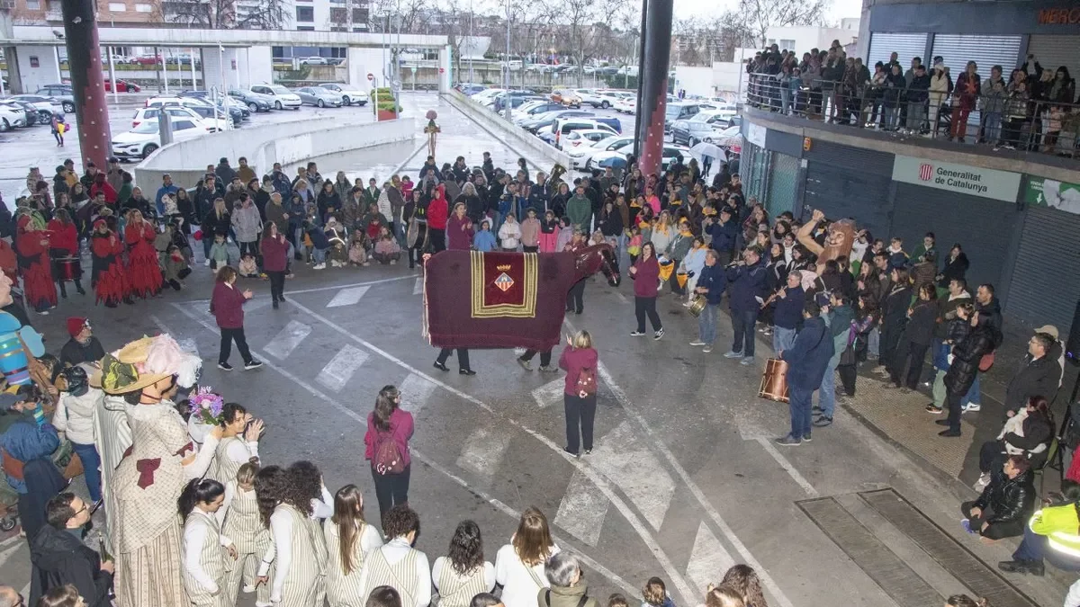 Ball de lluïment de la Mulassa de Vilanova i la Geltrú als porxos de l’antiga estació d’autobusos per la pluja. - LAIA PEDRÓS