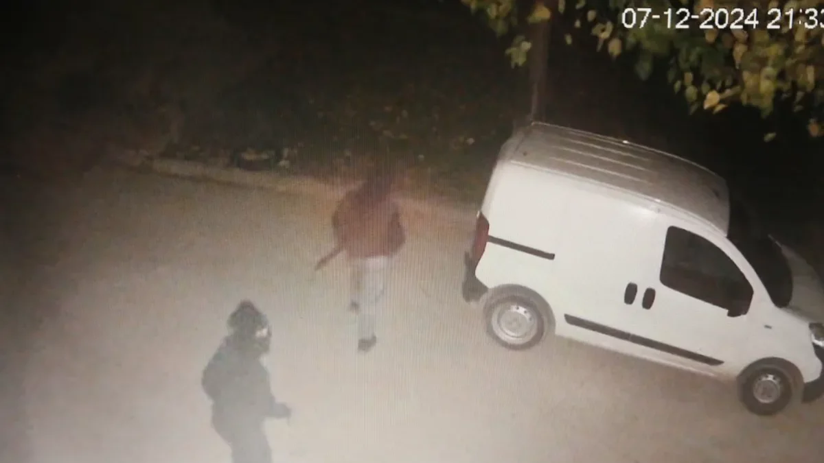 Imatge de dos lladres en una casa assaltada i cremada a la partida Montcada el desembre del 2024.