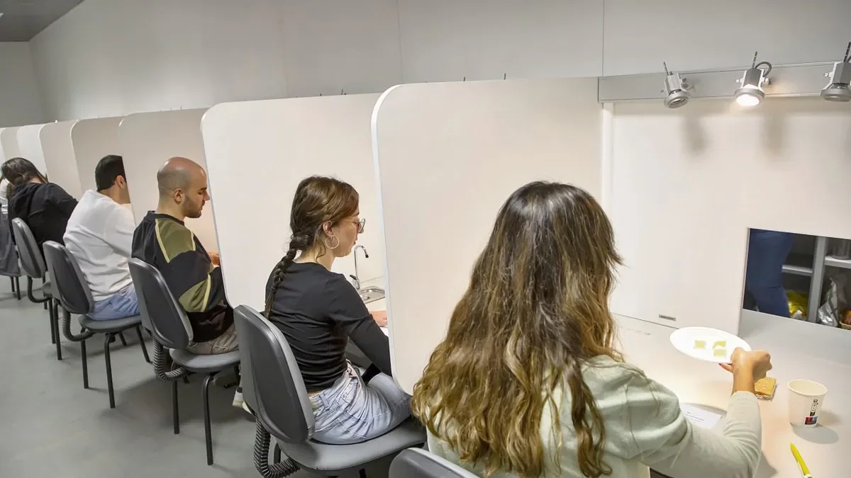 Els tastadors s’asseuen en fila en una taula amb compartiments separats al Fruitcentre. - JORDI ECHEVARRIA