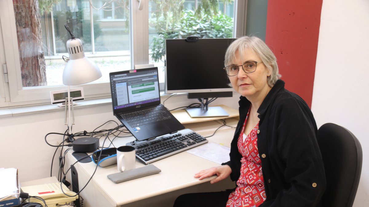 La investigadora del Grup de Recerca en Educació i Treball (GRET) del Departament de Sociologia de la UAB, Helena Troiano, al seu despatx.