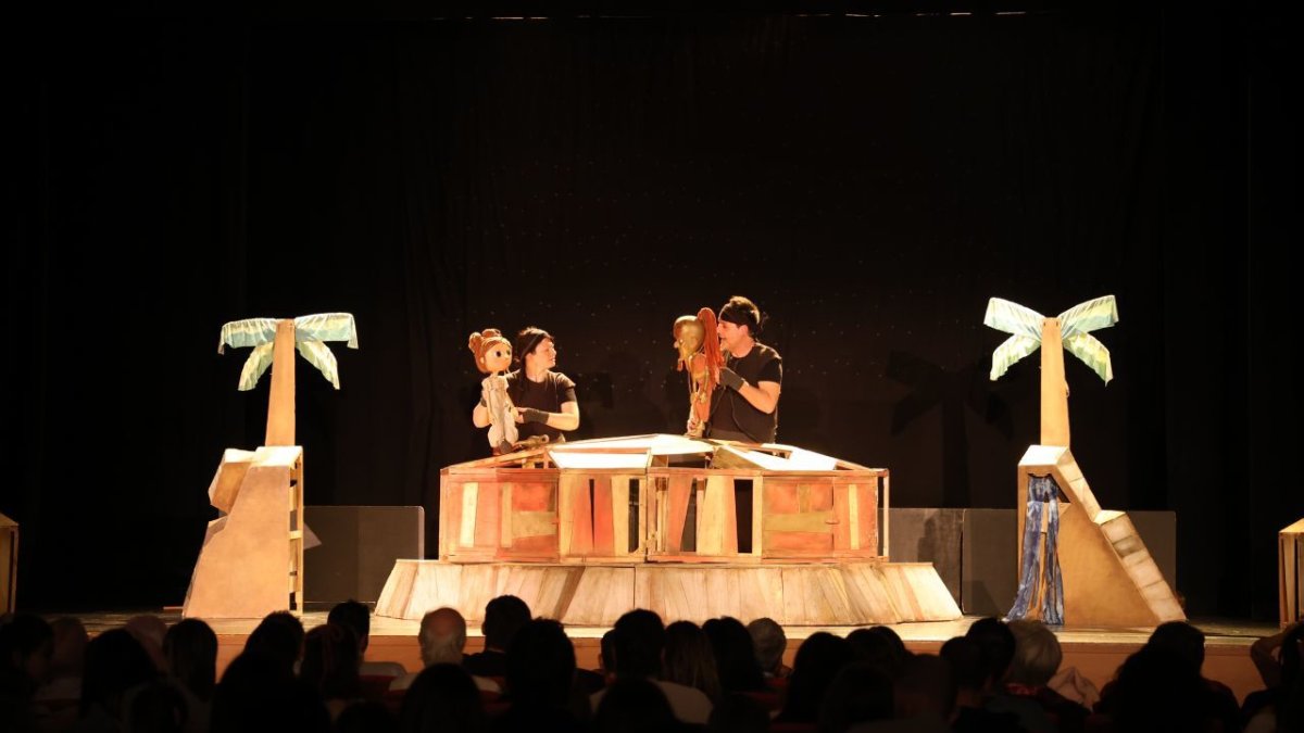 Representació de ‘La Llàntia Meravellosa’, de Festuc Teatre, ahir al Teatre Coliseum de Corbins.