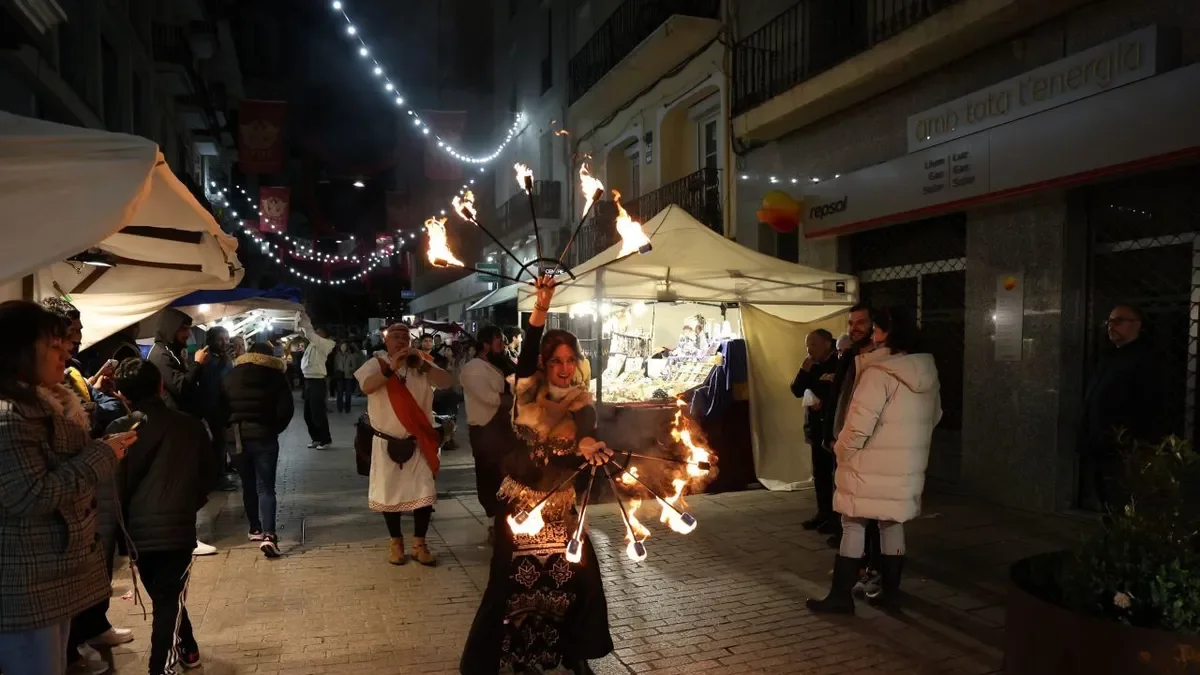 El mercado se clausuró con un espectáculo de malabares con fuego y música. - AMADO FORROLLA