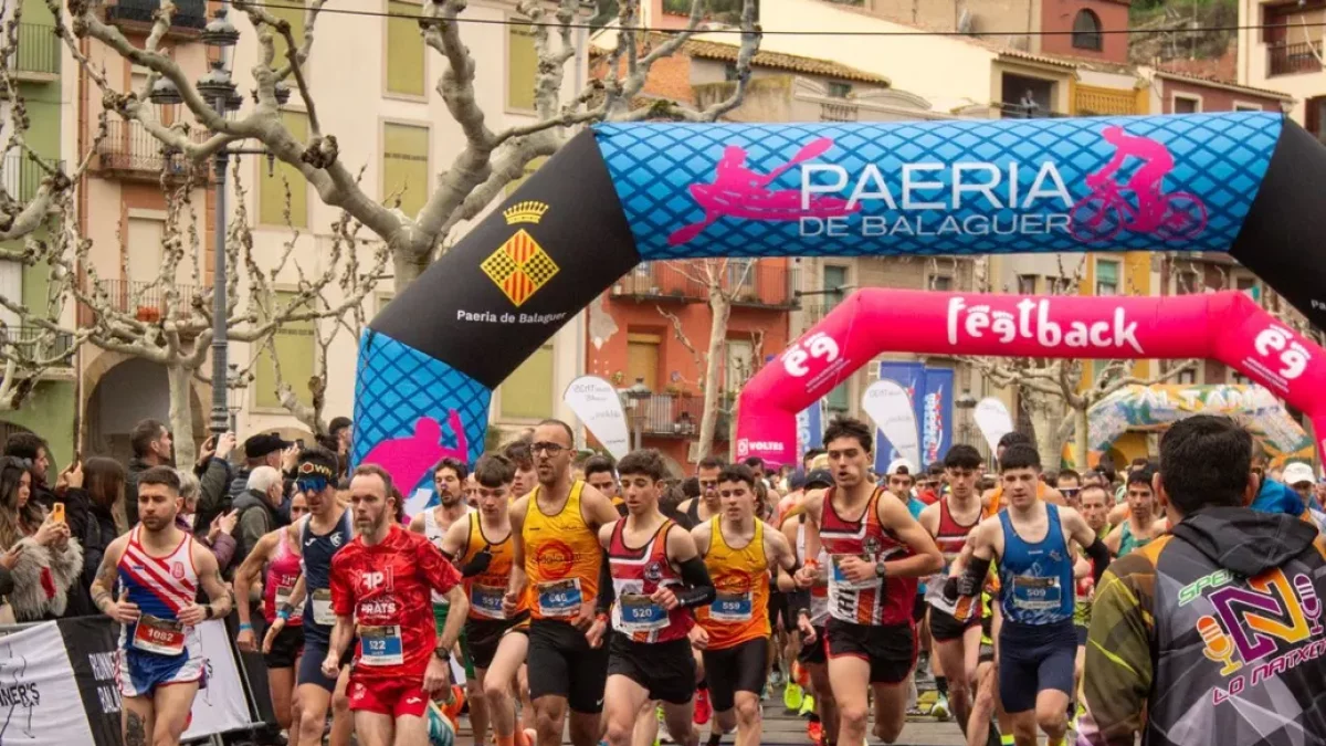 Els atletes durant la sortida d’una de les proves de la Mitja Marató de Balaguer. - ERIC GRÀCIA