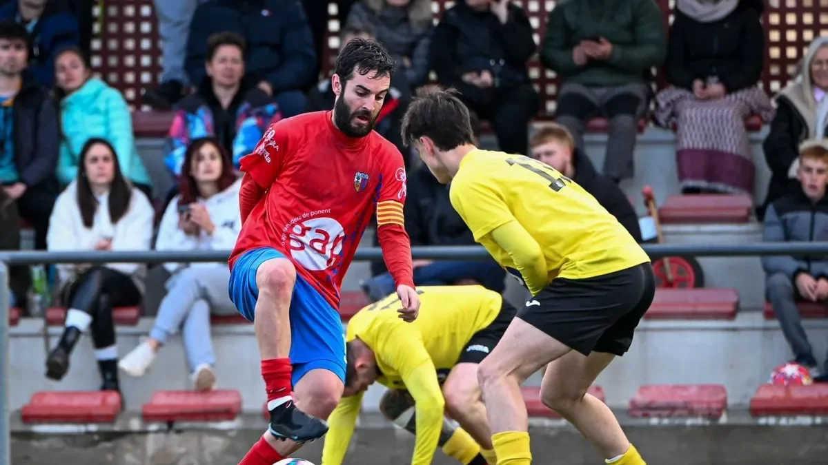 Tuto, del Juneda, intenta un dríbling davant d’un jugador de l’Almacelles. - CARLA HG