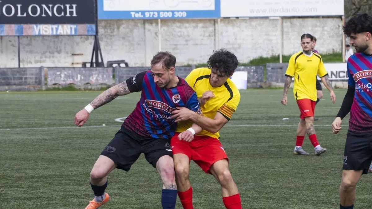 Dani Vargas pugna amb un defensa rival en una situació del partit. - LAIA PEDRÓS