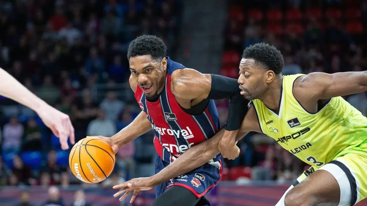 Melvin Ejim intenta arrabassar-li la pilota a Forrest. - ACB PHOTO/MIGUEL ESCRIBANO