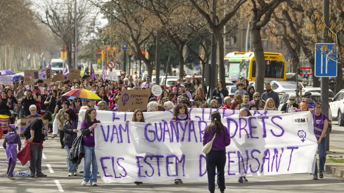 Manifestación de la Marea Lila. La protesta organizada por la Marea Lila fue la que congregó más asistentes en Lleida. Salió desde Ricard Viñes y recorrió Rambla d'Aragó, avenida Catalunya y Blondel hasta llegar a la plaza Sant Joan. Allí se leyó el manifiesto, hubo un espectáculo de la Colla Bastonera del Pla de l'Aigua y un vermut popular. Por la tarde hubo más actos para reivindicar el 8-M. - JORDI ECHEVARRIA