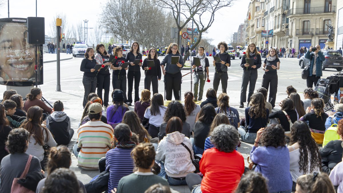 La manifestació convocada per la Coordinadora Feminista, en primer pla, i al fons integrants de la mobilització de la Marea Lila entrant a l'Arc del Pont des de l'avinguda Madrid.